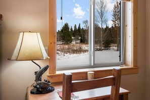 3 bedrooms, premium bedding, down duvets, travel cot - Mule Deer Cabin (West Yellowstone)