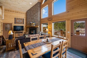 Living room - Mule Deer Cabin (West Yellowstone)