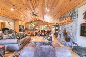 TV, fireplace - Secret Garden Lodge - 4BR Walking Distance to the Lake, Hot Tub (Carnelian Bay)