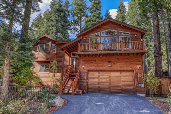 Exterior - Secret Garden Lodge - 4BR Walking Distance to the Lake, Hot Tub (Carnelian Bay)