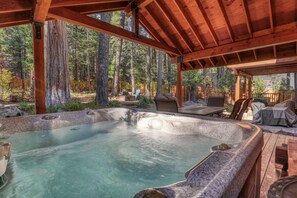 Outdoor spa tub - Secret Garden Lodge - 4BR Walking Distance to the Lake, Hot Tub (Carnelian Bay)