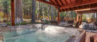 Secret Garden Luxury 4BR Hot Tub, Walk to Lake and Dining