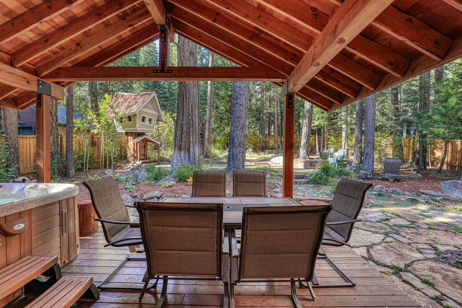 Secret Garden Lodge - 4BR Walking Distance to the Lake, Hot Tub