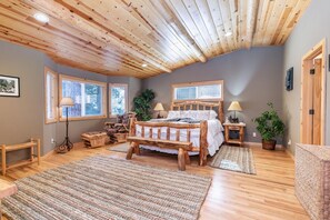 4 bedrooms, iron/ironing board, WiFi, bed sheets - Secret Garden Lodge - 4BR Walking Distance to the Lake, Hot Tub (Carnelian Bay)