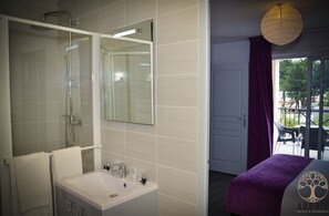 Towels, soap, shampoo, toilet paper