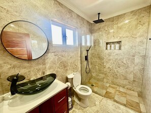 Shower, hair dryer, towels, soap - Luxury villa with sky pool and scenic ocean views, 10 mins from airport (Laborie)