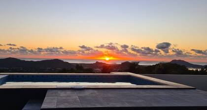 Luxury villa with sky pool and scenic ocean views, 10 mins from airport