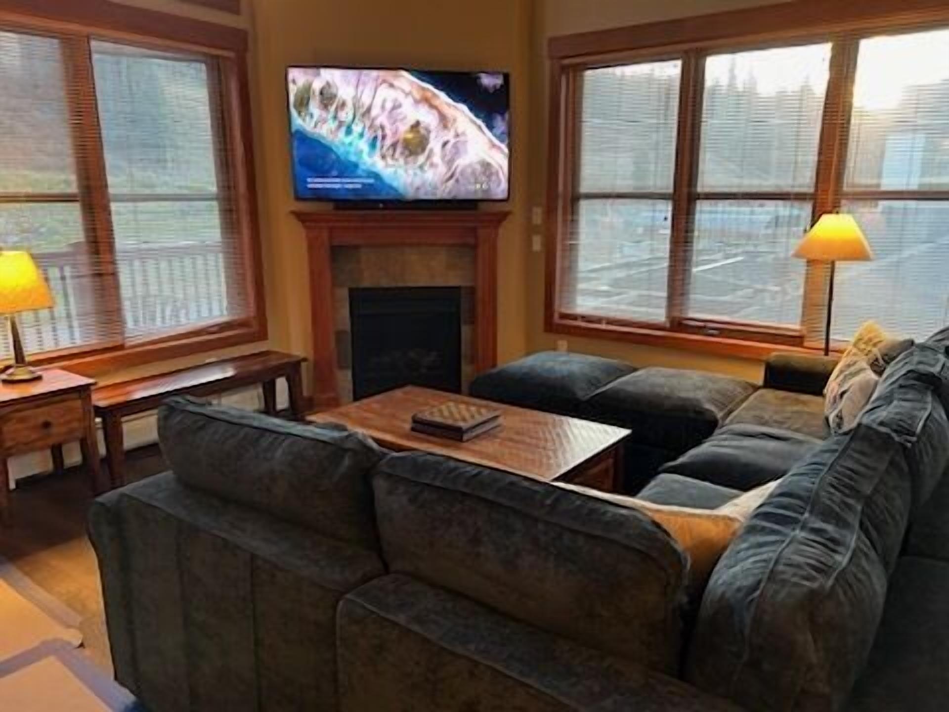 Televisión y chimenea 