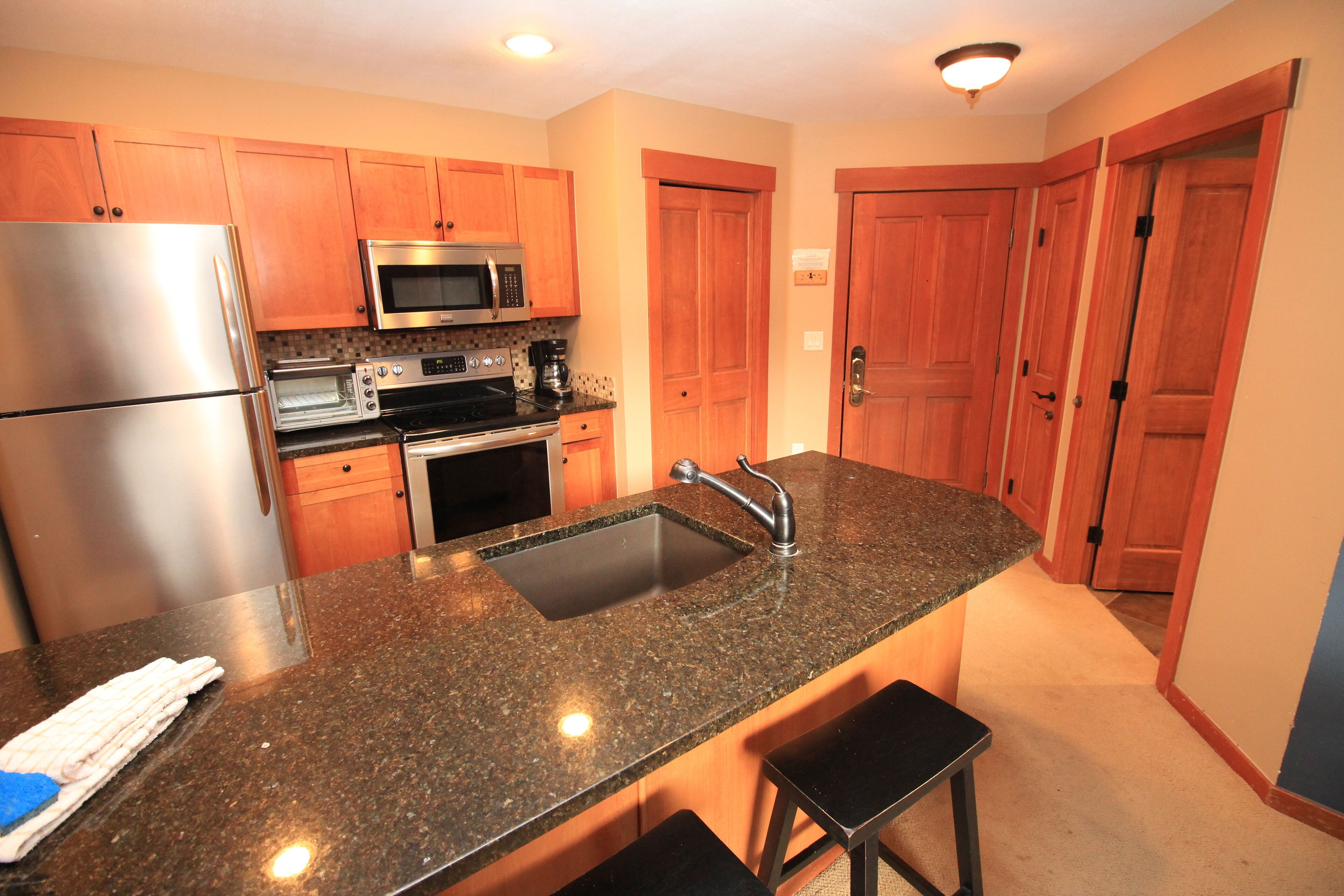 Frigorífico, microondas, horno y placa de cocina