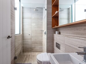 Ensemble douche/baignoire, sèche-cheveux, serviettes fournies, savon
