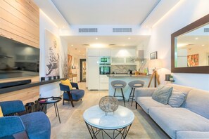 Apartment (2 Bedrooms) | Living room | 1-cm plasma TV with satellite channels, TV - Stunning 2bedroom in Dubai Downtown (Dubai)