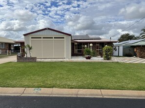 Property grounds - Modern 3 Bedroom fully A/C Town House with lock up garage and super fast WiFi (gracemere)