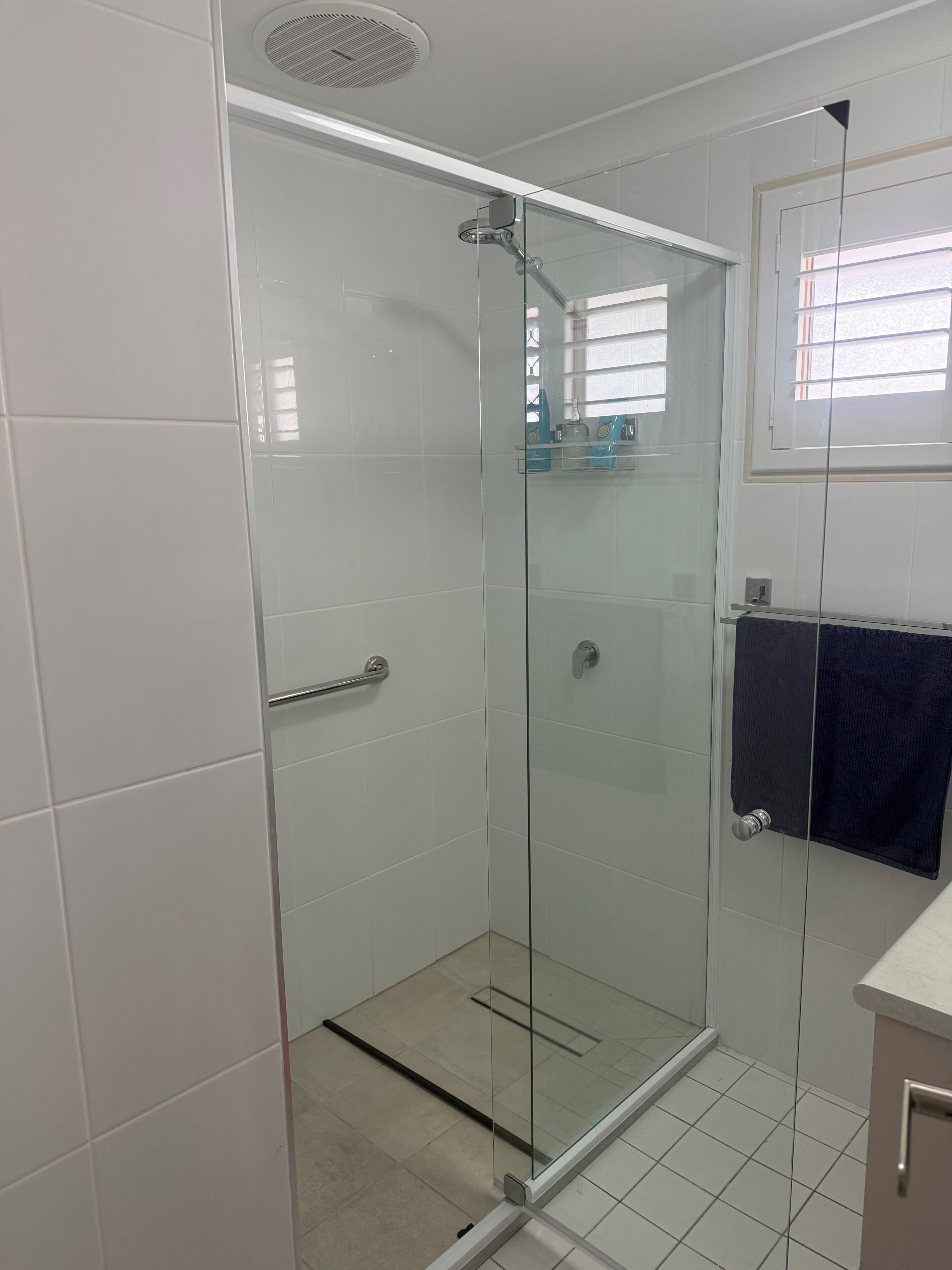 Combined shower/bathtub, hair dryer, towels, soap