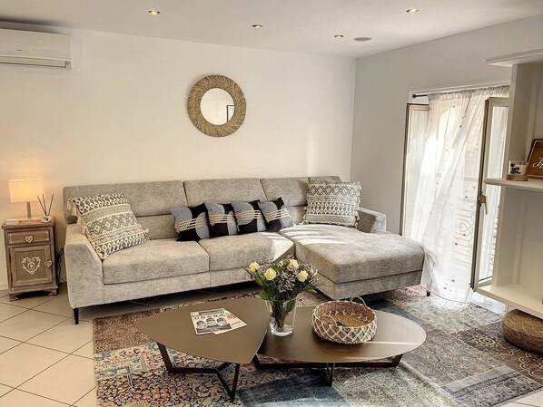 TV - Cannes Center renovated 2 bedroom apartment (CANNES)