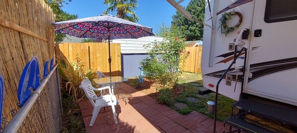 Outdoor dining - Blueberry Dreamer - Comfy Clean Sweet Retreat WiFi (Vancouver)