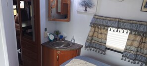 2 habitaciones, escritorio, tabla de planchar con plancha y wifi gratis 