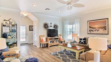 Kondominium, Beberapa Tempat Tidur, patio (Shell Yeah) | Area keluarga | Televisi 40-inci dengan saluran TV digital