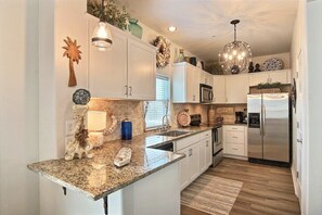 公寓式客房, 多张床, 露台 (Shell Yeah) | 私人厨房 | 冰箱、微波炉、烤箱、炉灶