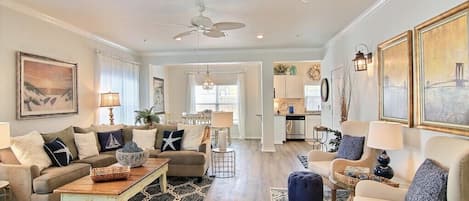 公寓客房, 多張床, 庭院 (Shell Yeah) | 起居區 | 40-吋電視,提供數位頻道