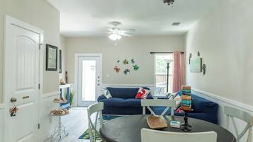 Condo (2 Bedrooms) | Kemudahan hartanah