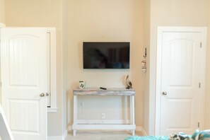 Condo (2 Bedrooms) | Property amenity