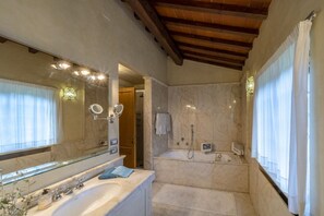 Combined shower/bathtub, jetted bath, hair dryer, bidet - Tenuta le Viste - beautiful Villa overlooking Florence (scandicci)
