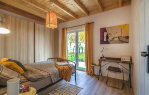 2 chambres, fer et planche à repasser, lit de bébé portatif