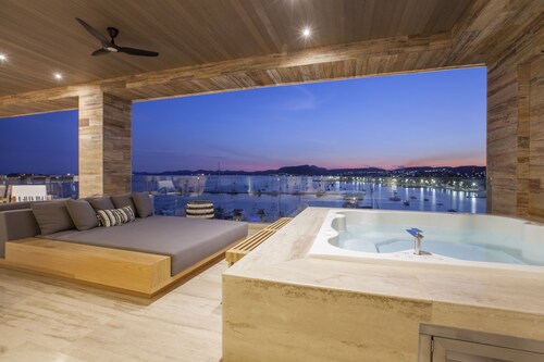 Luxury Oceanfront Penthouse Condo with pano views