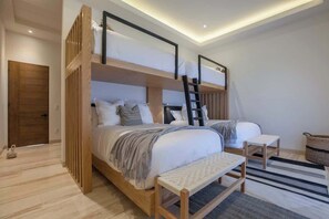 4 bedrooms, iron/ironing board, WiFi, bed sheets
