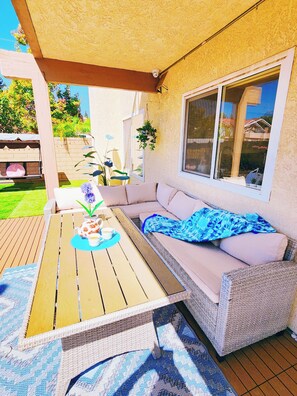 Outdoor dining - Beautiful yard 7 rooms 4 bathrooms  Near Disneyland & Hollywood (Hacienda Heights)