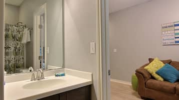 Condo (4 Bedrooms) | Property amenity