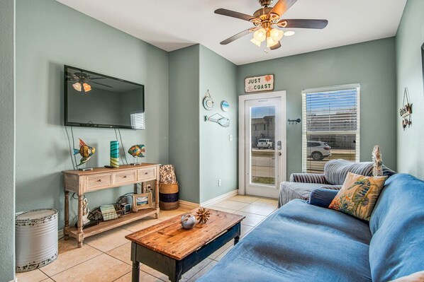 公寓客房, 多張床, 庭院 (Sweet Retreat) | 起居區 | 40-吋電視,提供有線頻道