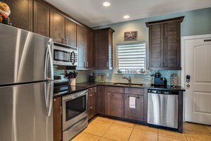 公寓客房, 多張床, 庭院 (Sweet Retreat) | 私人廚房 | 電冰箱、微波爐、烤箱、爐台