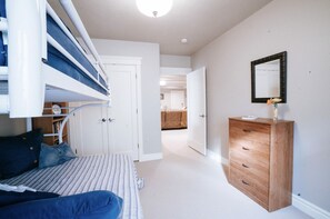 4 bedrooms, desk, iron/ironing board, free WiFi - Family FUN at the Homestead with Pool & Ping Pong, Karaoke & more! Great Value! (Brigham City)