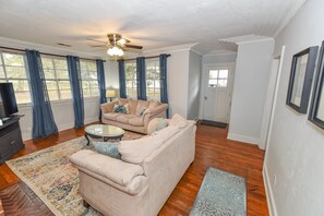 シグネチャー ハウス | リビング エリア | テレビ