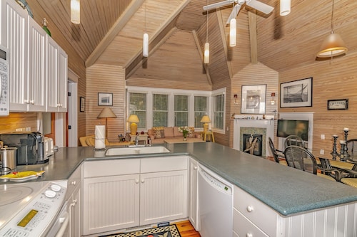 Cozy three bedroom nestled in Keepers Landing overlooking maritime forest!