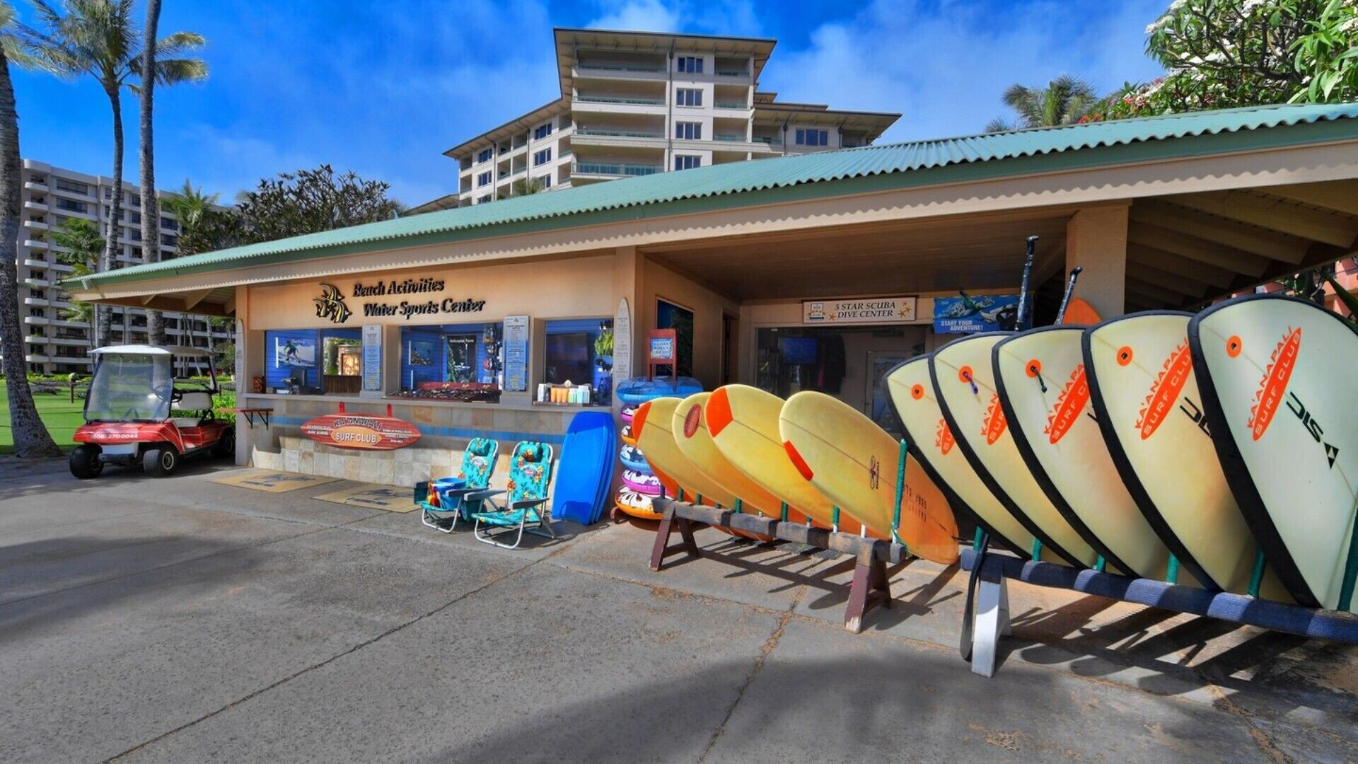 Ein Zentrum für Freizeitaktivitäten am Strand mit Surfclub, Tauchzentrum mit 5 Sternen und Golfmobil.
