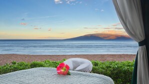 Vista de una playa con una cama y una flor encima.