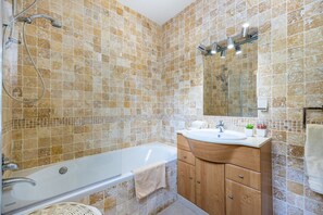 Dusche, Haartrockner, Handtücher