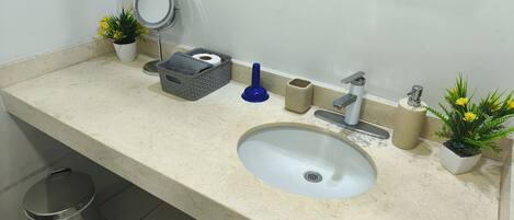 Ensemble baignoire-douche, séchoir à cheveux, serviettes fournies, savon