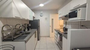 Coffee/tea maker, fridge, microwave, oven - Miraflores Apart Deluxe near Kennedy Park+1Garage 10Beds/11Persons (Provincia de Lima)