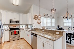 独立别墅, 多张床, 露台, 泳池景观 (The Tarpon) | 私人厨房 | 冰箱、微波炉、烤箱、炉灶