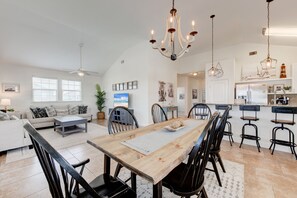 独立别墅, 多张床, 露台, 泳池景观 (The Tarpon) | 私人厨房 | 冰箱、微波炉、烤箱、炉灶