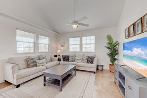 独立别墅, 多张床, 露台, 泳池景观 (The Tarpon) | 起居区 | 40-英寸电视（配备有线频道）