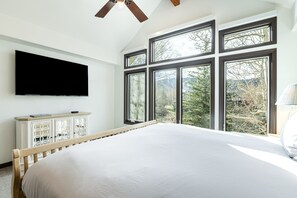 4 bedrooms, desk, WiFi, bed sheets