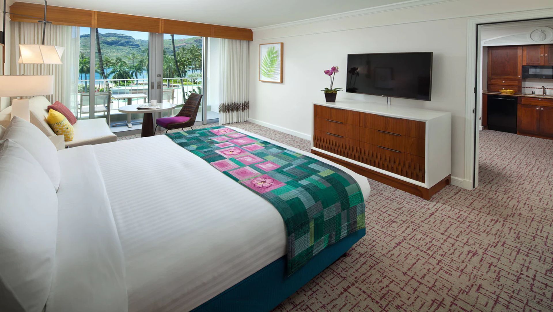 Une chambre d’hôtel avec un grand lit, une télévision, un bureau et une vue sur l’extérieur.