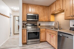 Fridge, microwave, oven, stovetop - Summit #256 - Top Floor Summit 1 Bedrm 1 Bathrm Condo Close  to Little Eagle Lodge Sleeps 4 (Mammoth Lakes)