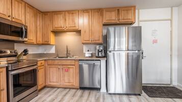 Een koelkast, een magnetron, een oven, een kookplaat