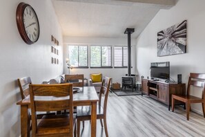 TV, fireplace - Summit #256 - Top Floor Summit 1 Bedrm 1 Bathrm Condo Close  to Little Eagle Lodge Sleeps 4 (Mammoth Lakes)