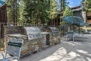 Outdoor dining - Summit #256 - Top Floor Summit 1 Bedrm 1 Bathrm Condo Close  to Little Eagle Lodge Sleeps 4 (Mammoth Lakes)